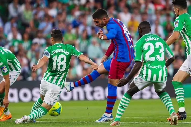 Barcelona gana sobre la hora al Betis