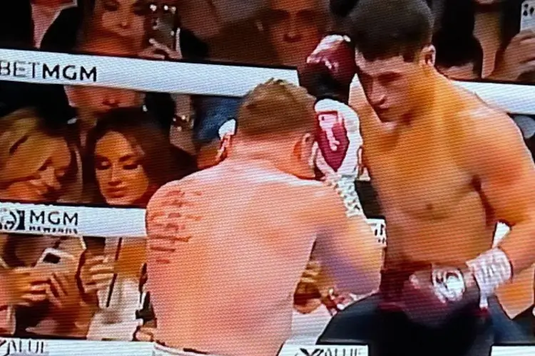 Ellas son las chicas que prefirieron ver un celular a la pelea del 'Canelo'