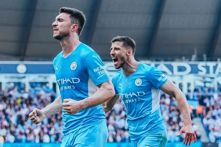 Manchester City golea y rasguña el título de la Premier League