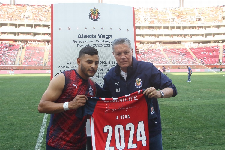 Peláez hace a Alexis Vega firmar renovación frente a la afición (VIDEO)