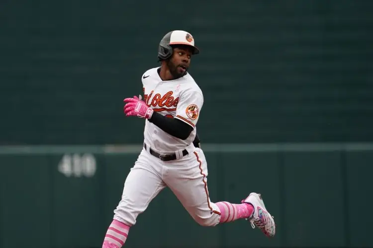 Orioles explotan para vencer a los Reales