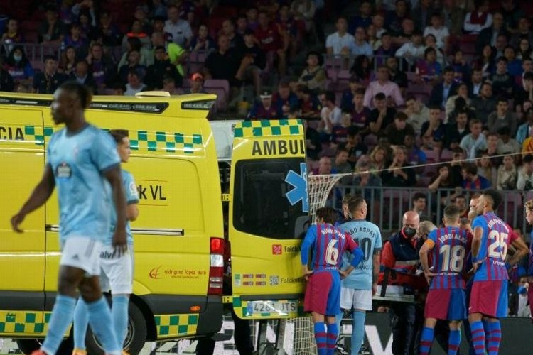 Defensa del Barcelona se desploma tras fuere choque; lo retiran en ambulancia