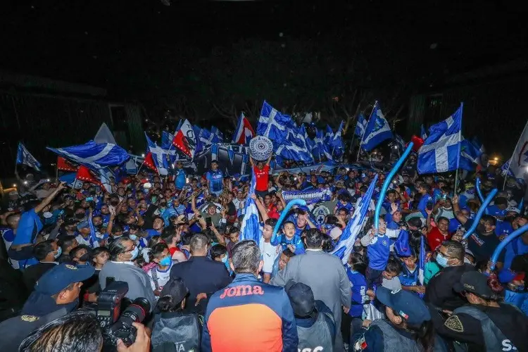 Tremenda serenata a Cruz Azul previo a la liguilla (VIDEO)