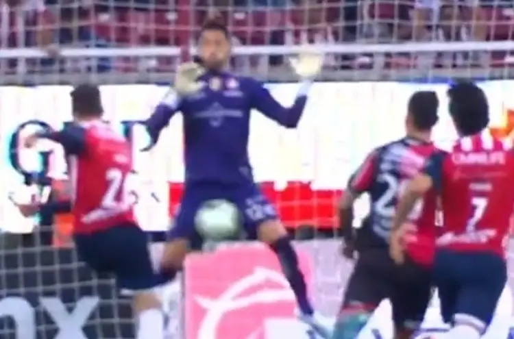 El balonazo que sufrió Camilo Vargas en el Chivas vs Atlas (VIDEO)