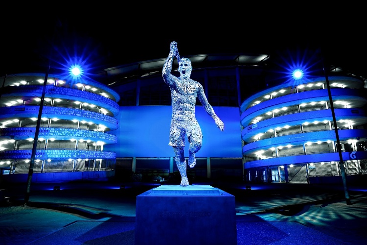 Manchester City devela estatua del 'Kun' Agüero (FOTOS)