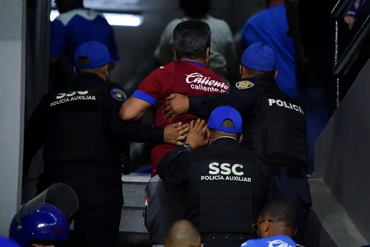 Bronca entre aficionados de Cruz Azul en el Azteca (VIDEO)