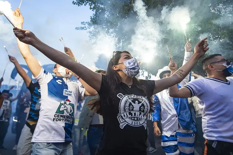 Fans del Pachuca llevan espectacular serenata a sus Tuzos (VIDEOS)