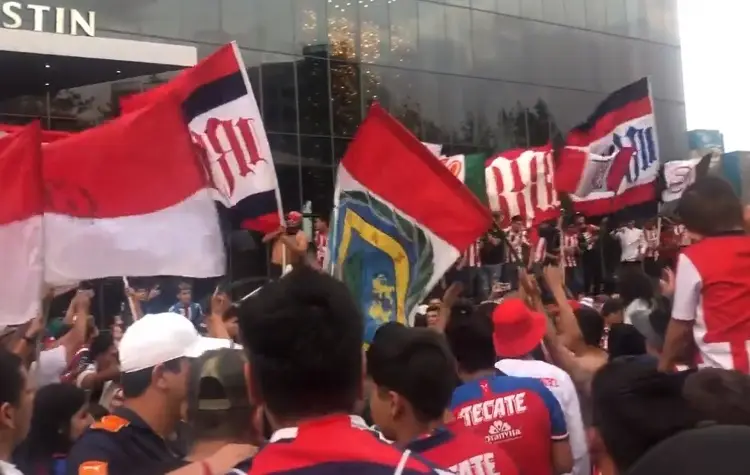 Jugadores de Chivas plantan a fans que les llevaron serenata (VIDEOS)