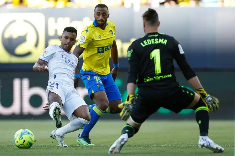 Real Madrid sufre y empata ante el Cádiz 