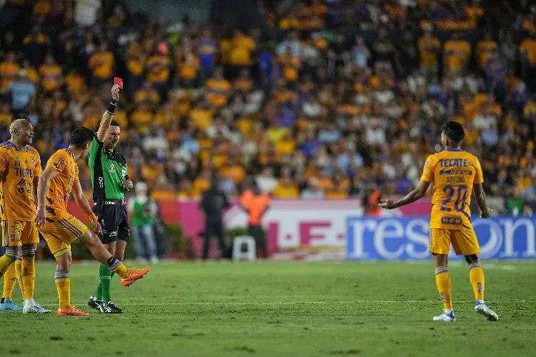 ¡De pesadilla! Javier Aquino regala gol y luego lo expulsan (VIDEO)