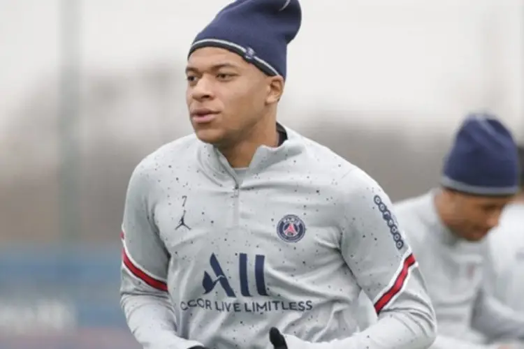 Madre de Mbappé revela el futuro de su hijo 