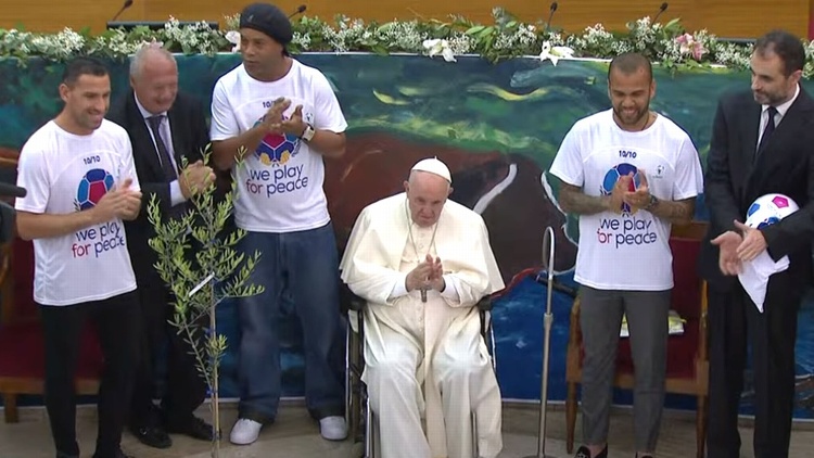 Papa anunció un Partido por la Paz en homenaje a Maradona