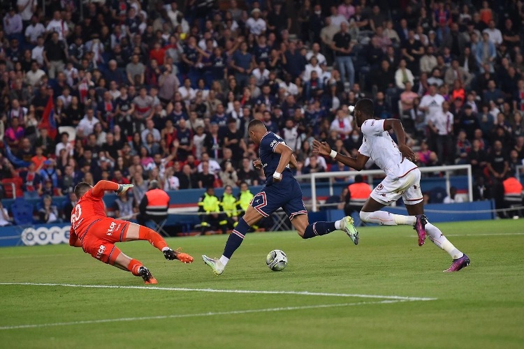 Mbappé marca tres y se queda en el PSG