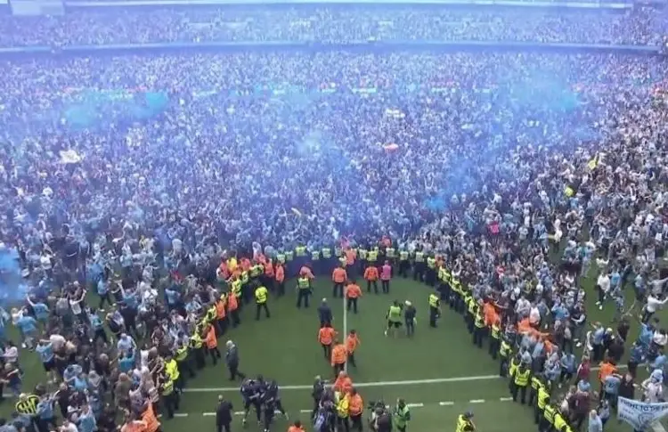 ¡Locura total! Fans invaden cancha para celebrar título del ManCity (VIDEOS)