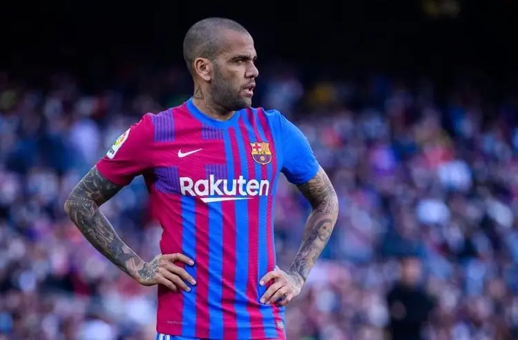 Dani Alves desconoce si seguirá en Barcelona