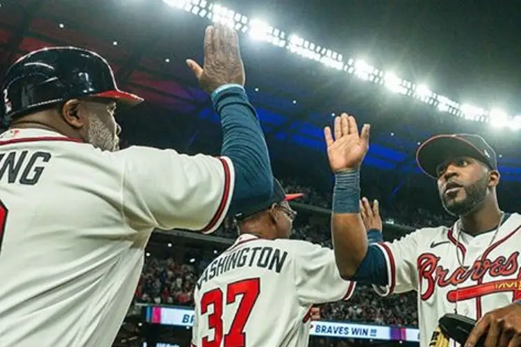 Bravos le pega a los Marlins