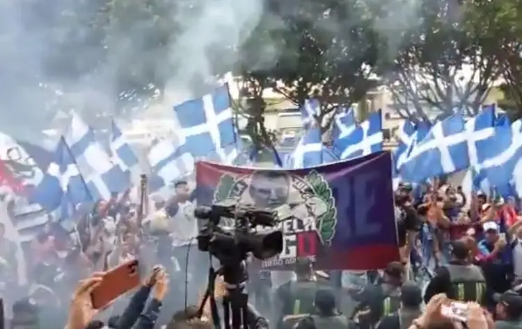 Aficionados reciben con cánticos al DT de Cruz Azul (VIDEO)