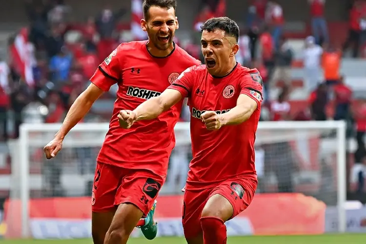 Roban carga con nuevos jerseys del Toluca 