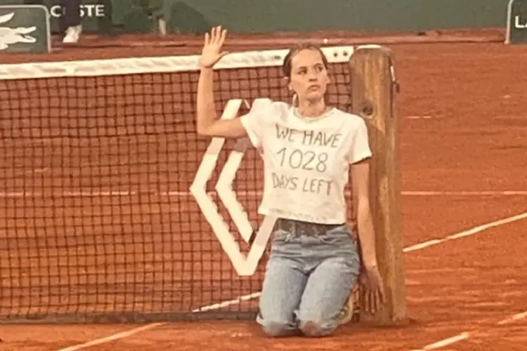 Se encadena como protesta en las semifinales de Roland Garros (VIDEO)