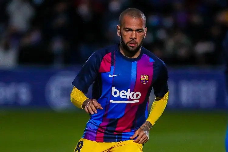 Dani Alves continuaría su carrera en España