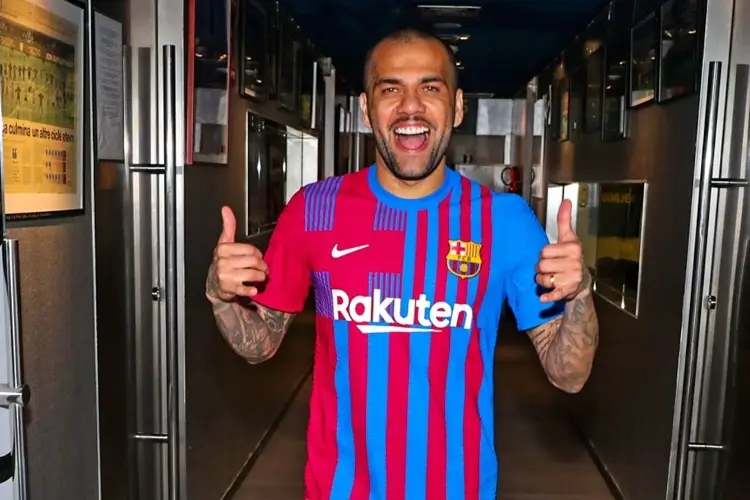 Dani Alves descarta jugar para el 'Vasco' Aguirre