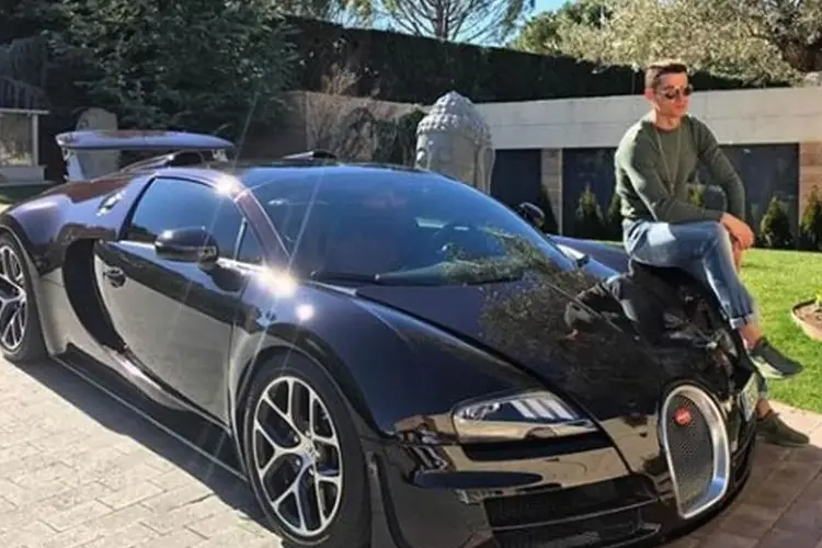 Chocan lujoso auto de Cristiano Ronaldo 