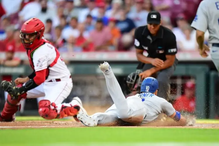 Dodgers triunfan ante los Rojos