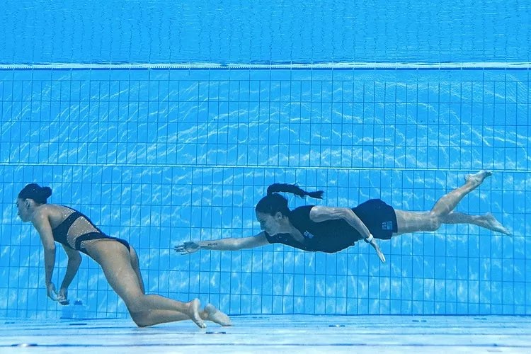 Entrenadora salva a nadadora que se desmaya en Mundial (FOTOS)