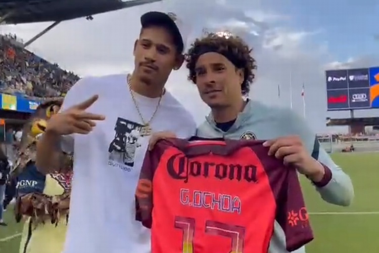 Ochoa le regala jersey del América a Juan Toscano (VIDEO)