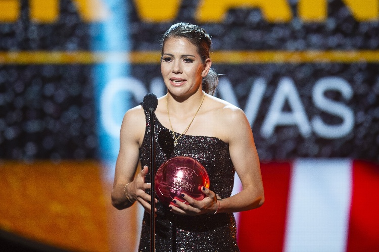 Alicia Cervantes recibe Balón de Oro a mejor jugadora de Liga MX Femenil