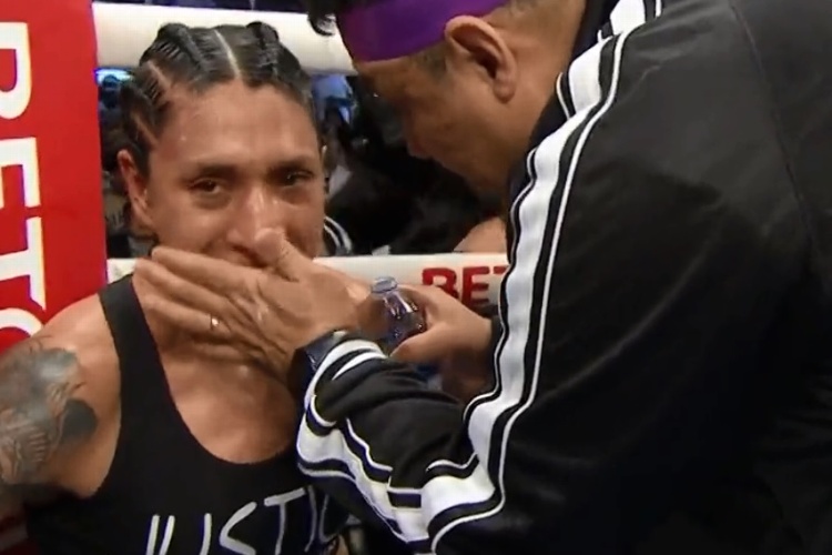 Boxeadora mexicana suplica que paren pelea (VIDEO)