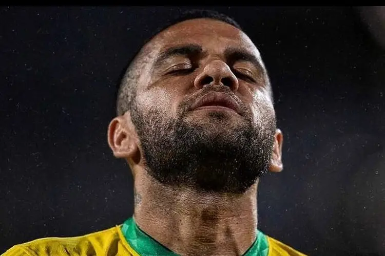 Dani Alves busca trabajo y quiere jugar hasta los 50