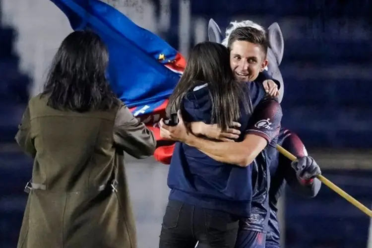 Futbolista veracruzano le pide matrimonio a su novia tras victoria del Atlante (VIDEO)