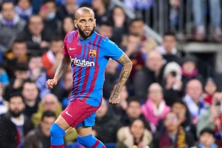 Dani Alves le responde y ofende al 'Piojo' Herrera 