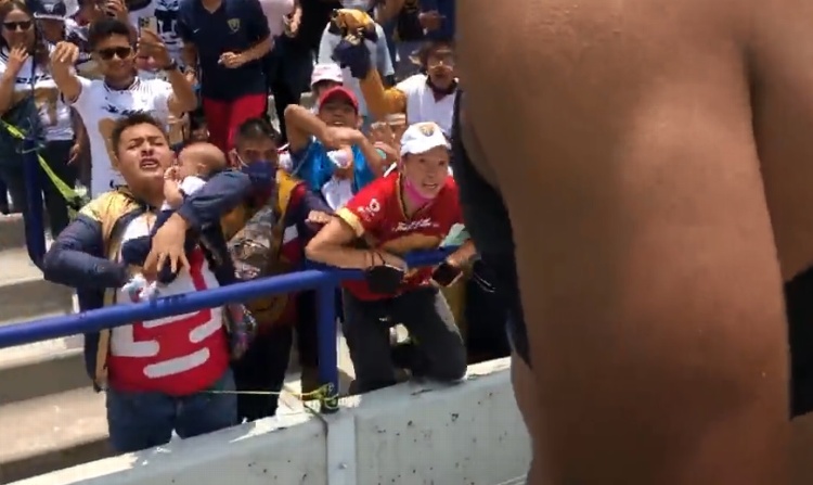 Fan ofrece a su bebé por playera de los Pumas (FOTO)