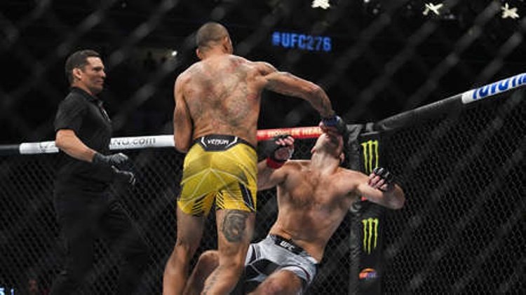 Brutal KO del brasileño Alex Pereira en UFC 