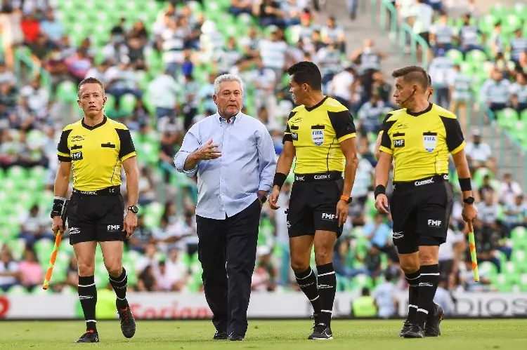 Doble multa al cuerpo técnico de Rayados