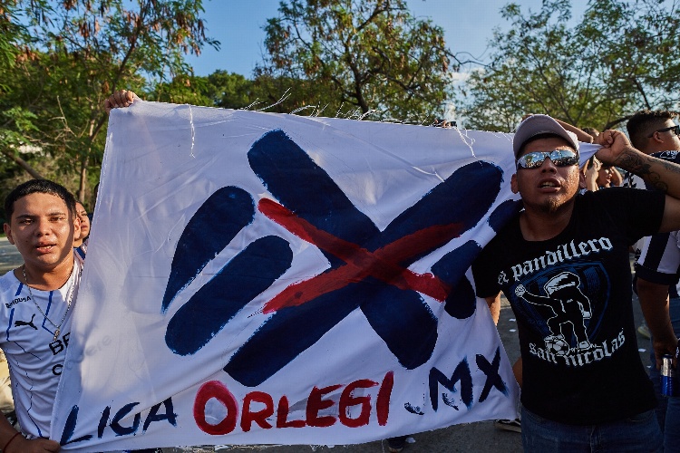 Aficionados de Rayados protestan contra la Liga MX (VIDEO)
