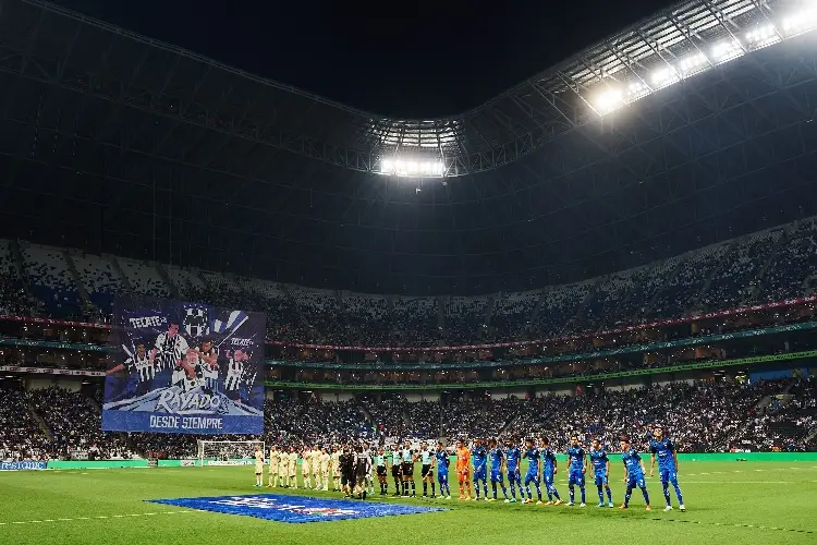 Afición de Rayados protesta y perjudican a un niño (VIDEO)