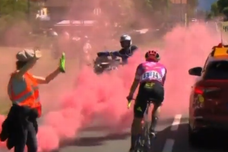 Manifestantes interrumpen el Tour de France (VIDEO) Manifestantes interrumpen el Tour de France (VIDEO)