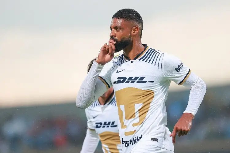 Diogo de Oliveira causa baja de Pumas por lesión