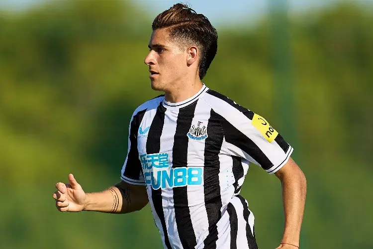 Santi Muñoz se luce con golazo en juego del Newcastle