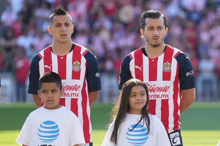 Cachan a refuerzos de Chivas en el casino previo a juego (VIDEO)