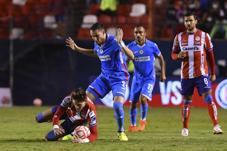Cruz Azul pierde a un defensa por lesión; buscan nuevo refuerzo
