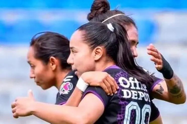 Charlyn lidera goleada de Pachuca sobre León