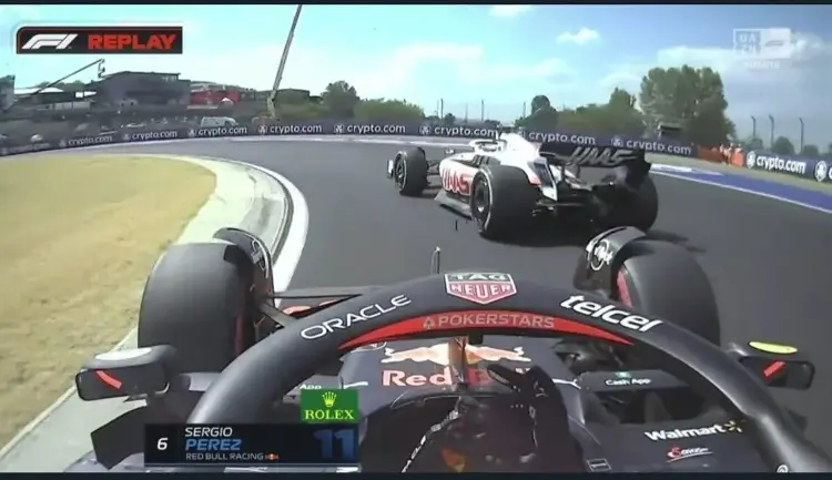 'Checo' le pinta dedo a Schumacher y estornuda dentro del casco (VIDEO)