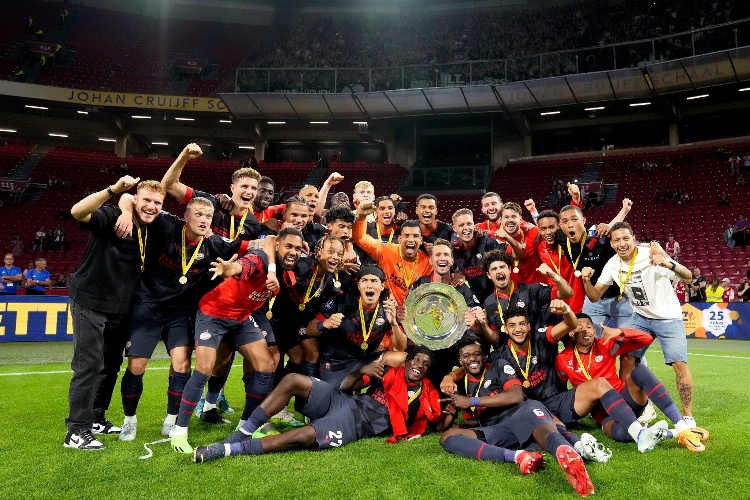 PSV con 'Guti' dominan al Ajax de Edson para ganar la Supercopa