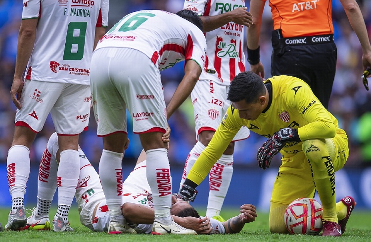 Terrible herida de Alexis Peña en duelo vs Cruz Azul (FOTO)