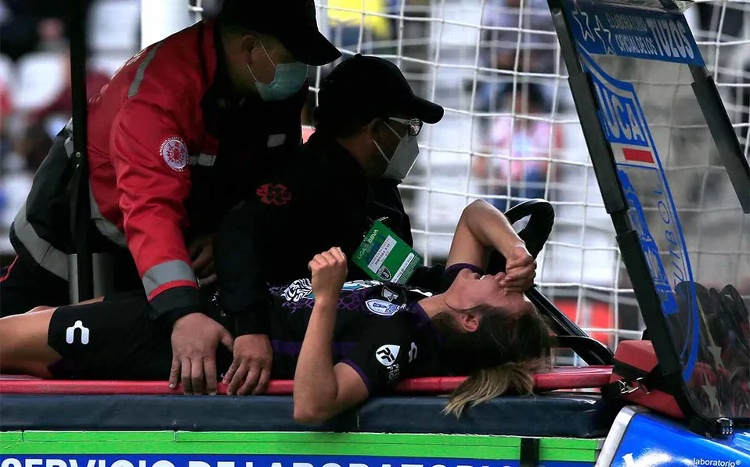 Entre gritos y lágrimas, jugadora del Pachuca va al hospital por lesión (VIDEO)