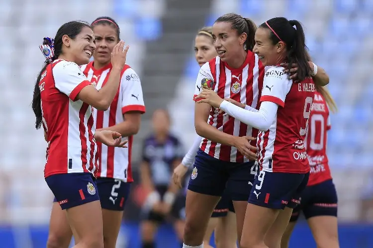 Chivas se impone a Pachuca y se mantiene como líder